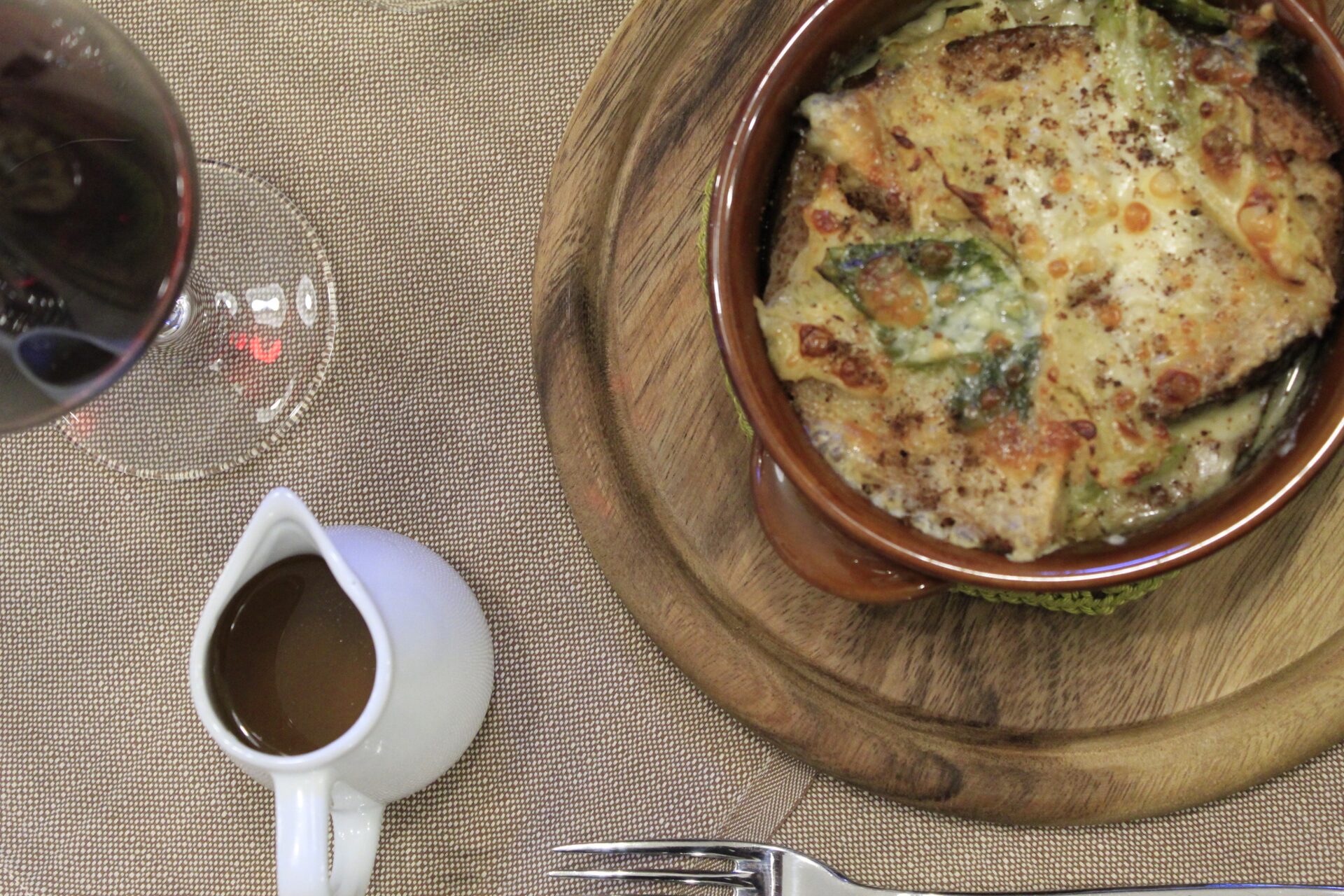 Zuppa Valpellinentze gratinata in cocotte di terracotta