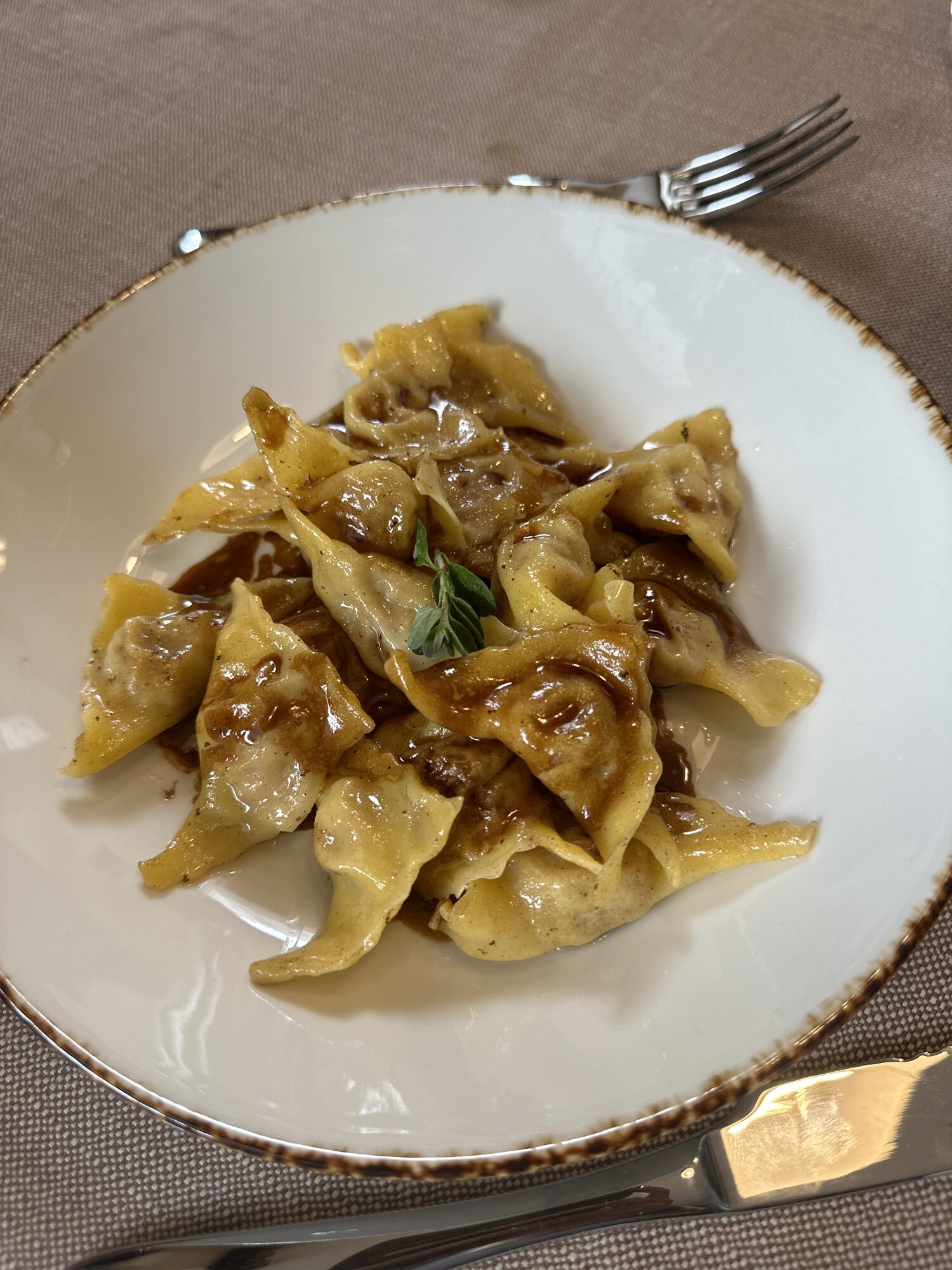 Agnolotti ai Tre Arrosti — pasta fresca ripiena con il loro fondo