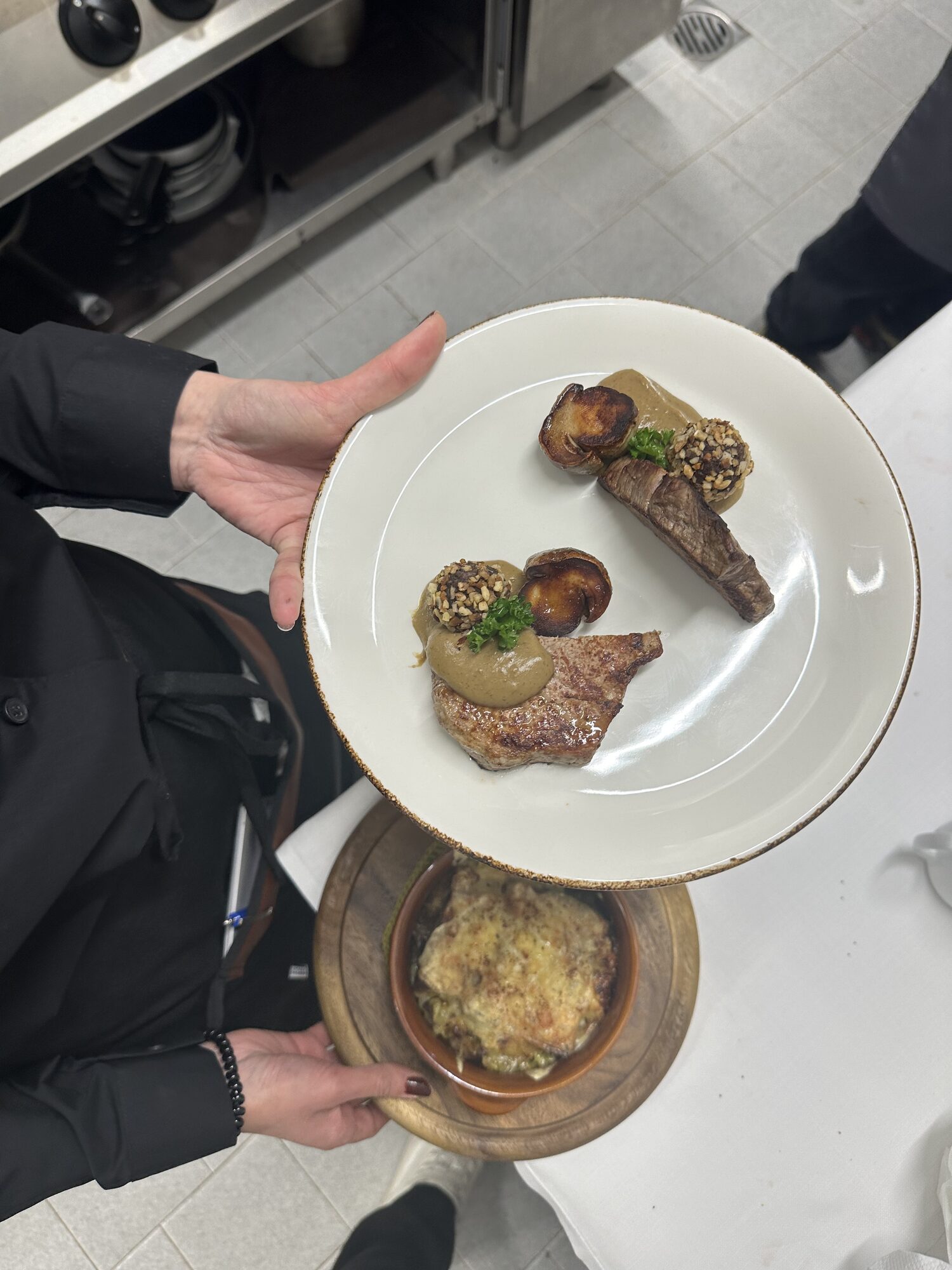 Lo chef serve i piatti in cucina
