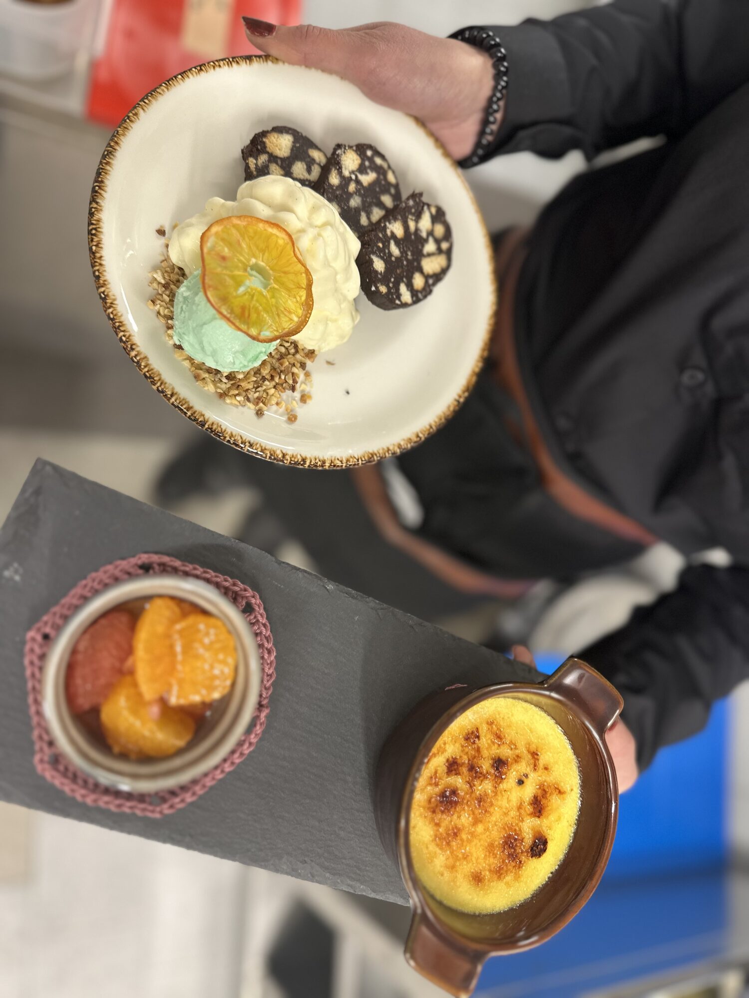 Salame al cioccolato fondente con gelato alla menta e macedonia di agrumi