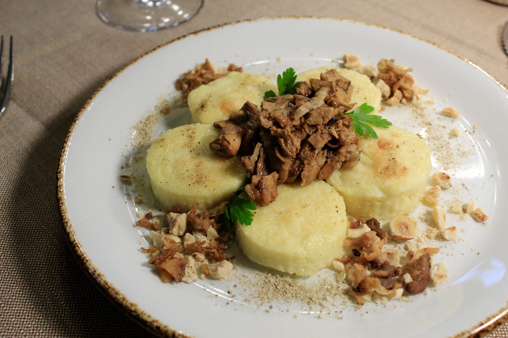 Gnocchi alla romana con funghi, guanciale e nocciole