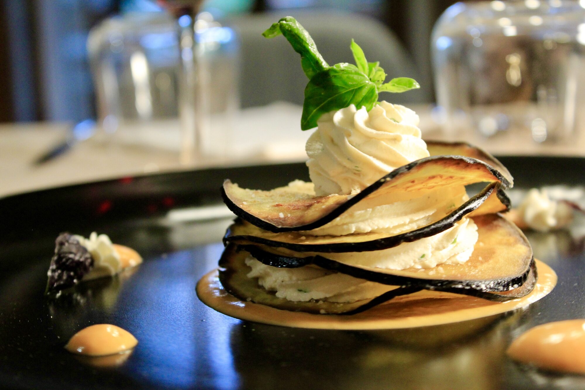 Millefoglie di melanzane con ricotta fresca e fonduta di pomodoro